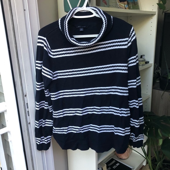 Houndstooth Turtleneck - Picture 1 of 3